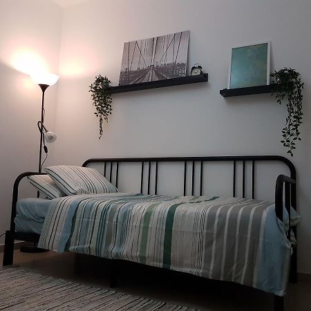 Private Bed/Bathroom In 네타니아 외부 사진